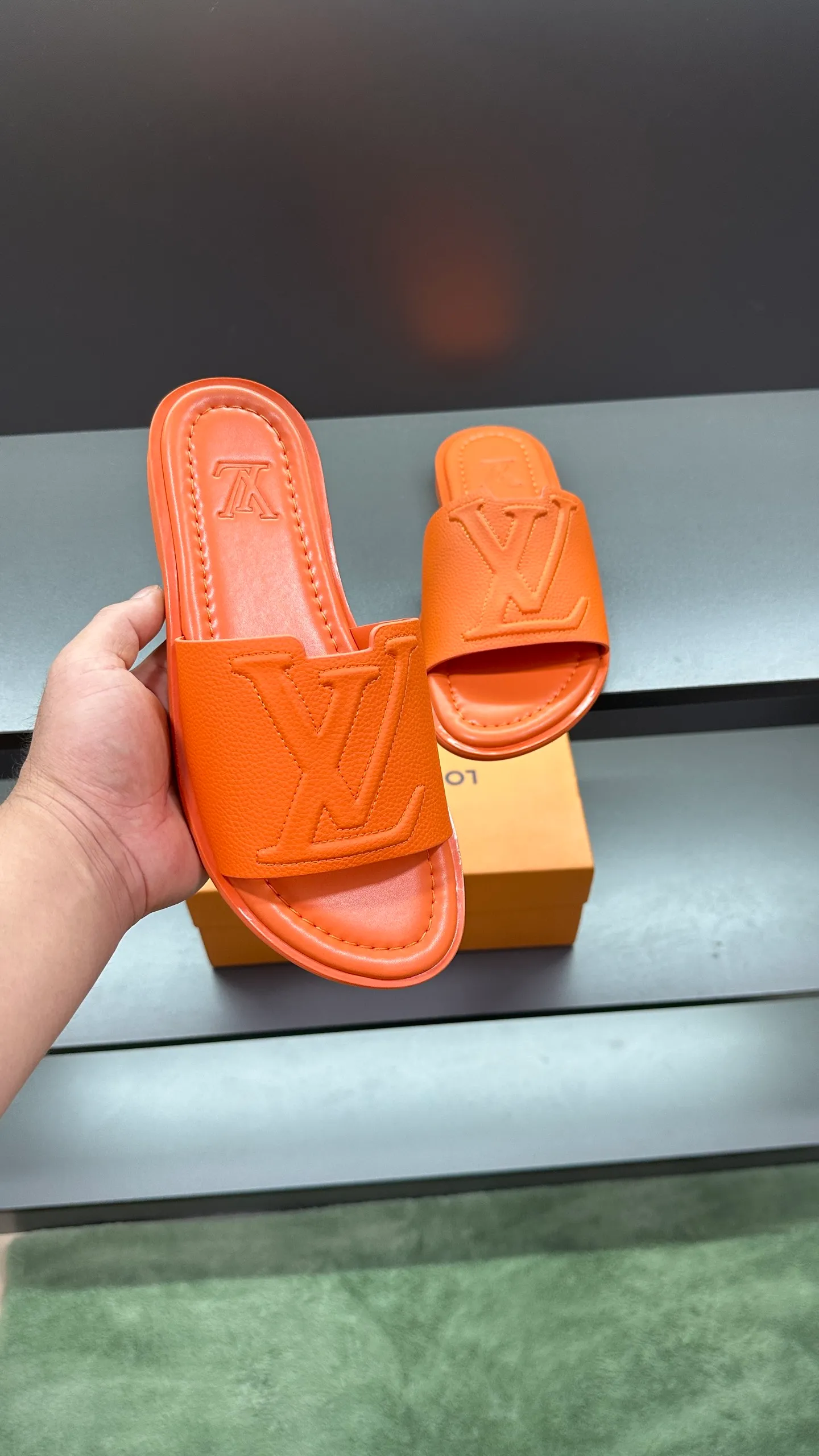 P300 🔍LV Men's Spring and Summer Slippers Counter Synchronization. The uppers are imported cowhide fabrics from Italy, with logo graphics and high-quality craftsmanship. Soles: original soles specially provided by the original factory. Exclusive movable molded soles are super comfortable. Original factory follow-up orders. 🔍🔍High quality. You can enter and leave the counter at will. Welcome to compare. Code number 38-45 No. 058
